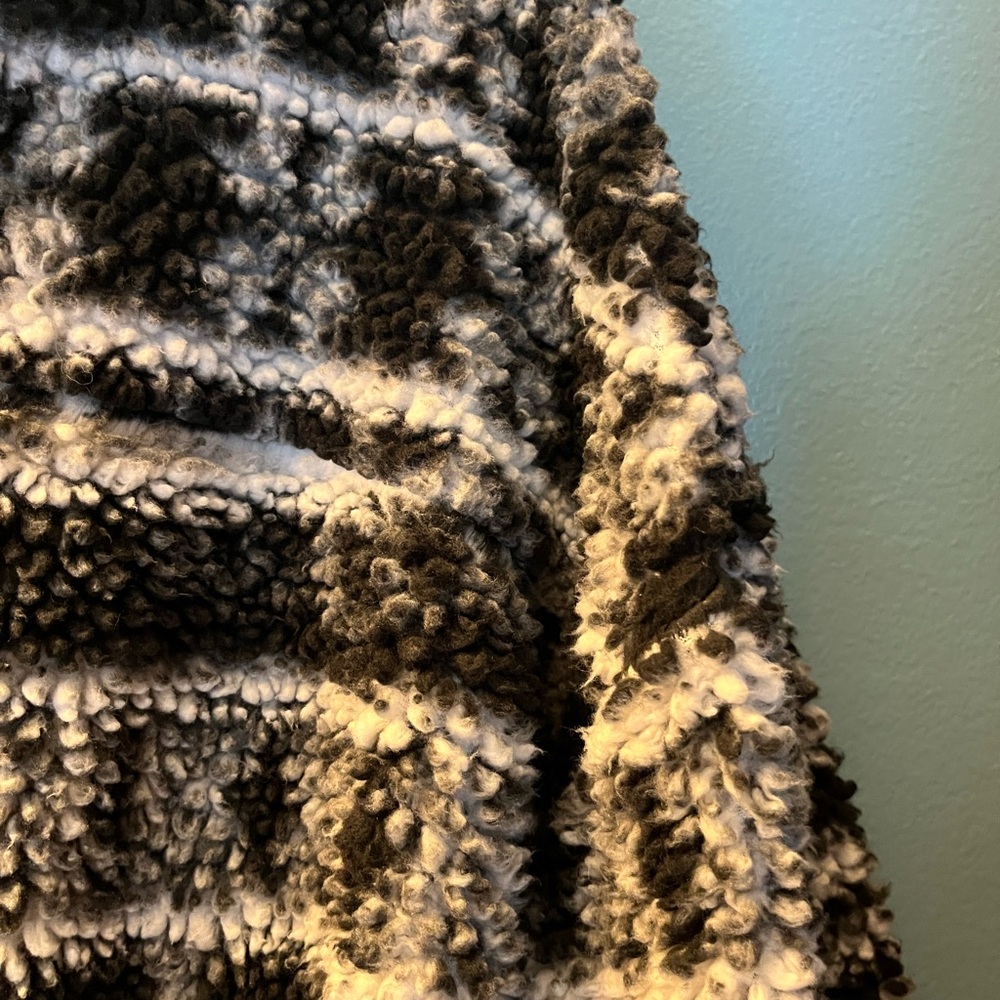 Cozy Black and Gray Zip-Up Sweater - Picture 4 of 10
